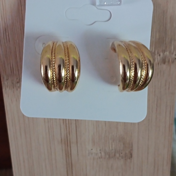 Collection of 10 sets of Gold Tone Post Earrings - Picture 12 of 13